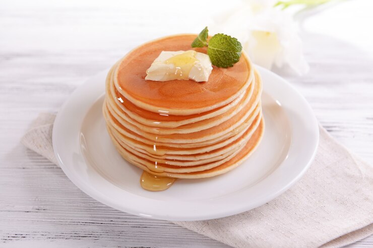 Photo テーブルのクローズアップのプレートに蜂蜜とおいしいパンケーキ