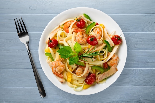 Deliziosa pasta su piatto bianco su sfondo