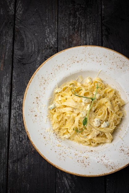 Foto deliziosa pasta con formaggio, verdure, salsa in un ristorante