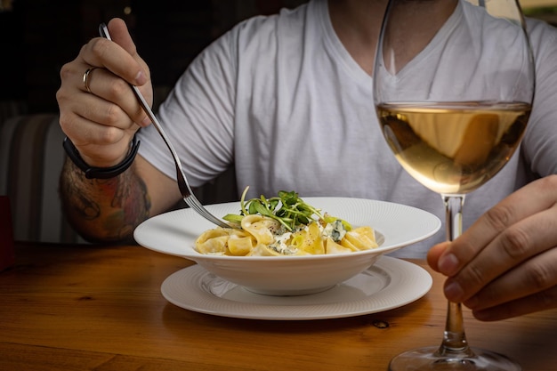 Foto deliziosa pasta con formaggio, verdure, salsa in un ristorante