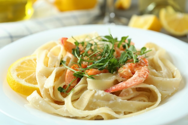 Foto deliziosa pasta con gustosi gamberi, primo piano