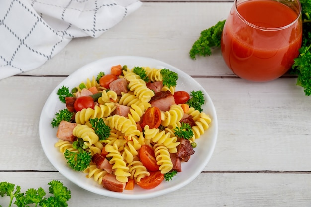 Deliziosa pasta con verdure e prosciutto tagliato. vista dall'alto.