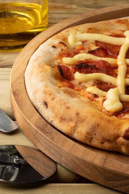 Foto deliziosi peperoni con pizza al formaggio da vicino