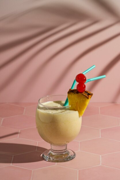 Photo delicious pina colada cocktail  with pineapple