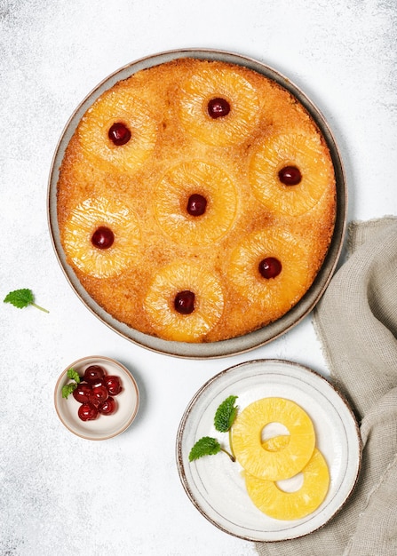 Deliziosa torta rovesciata all'ananas con ciliegie candite dessert tropicale estivo fatto in casa