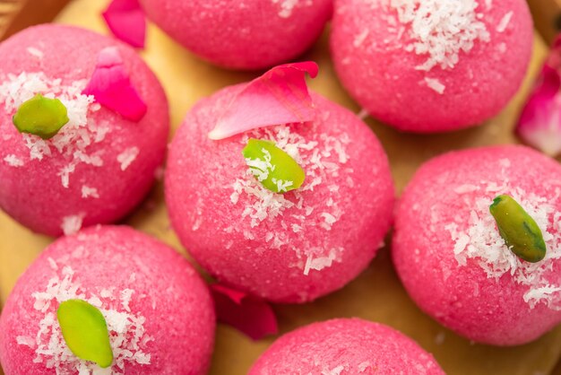 Delicious Pink Chumchum of roos smaak cham cham of Rasgulla of Rasagola Rosogola Rosogolla