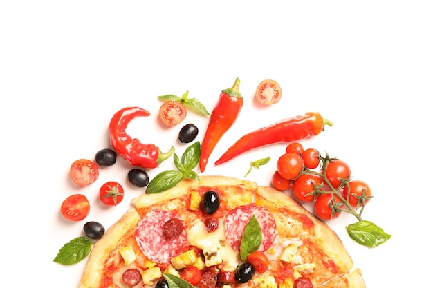 Foto pizza deliziosa e ingredienti isolati su fondo bianco