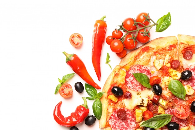 Foto pizza deliziosa e ingredienti isolati su fondo bianco