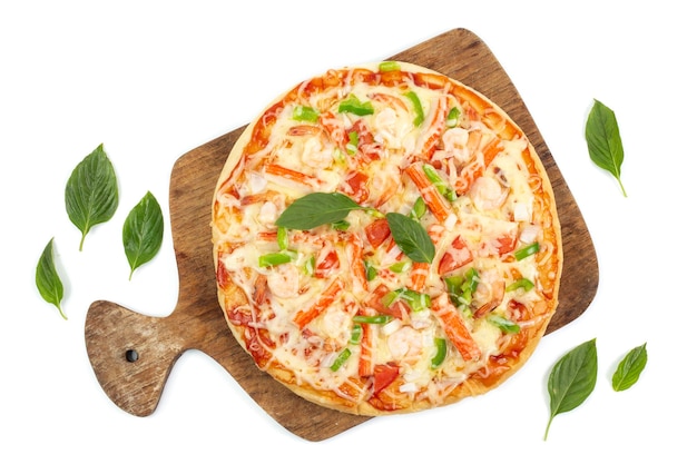 사진 흰색 배경에 고립 된 나무에 맛있는 피자