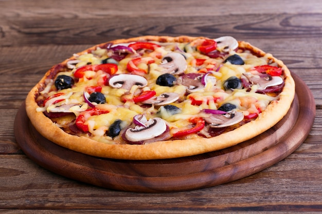 木の板で提供されるおいしいピザ