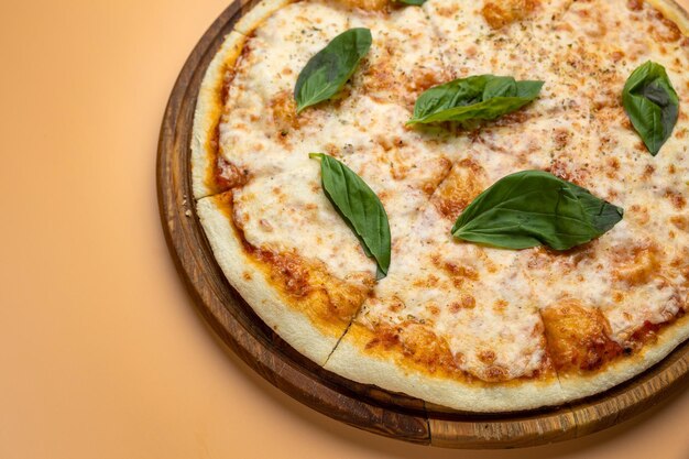 Foto deliziosa pizza con formaggio e verdure