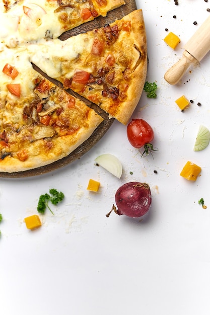 Вкусная пицца с помидорами, грибами, плавленым сыром и беконом на деревянной тарелке. Белый фон, вкусный состав.