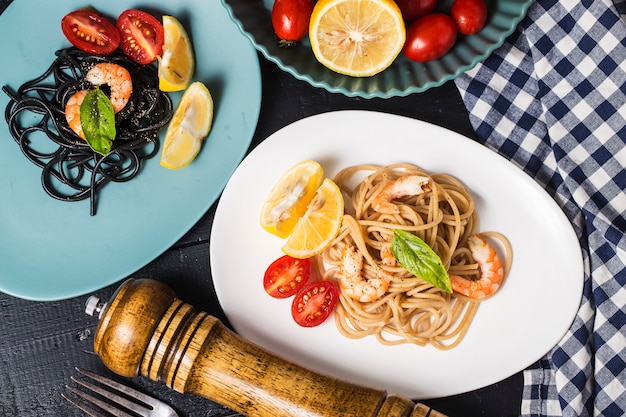Foto un delizioso piatto di scampi di gamberi con spaghetti e limone.
