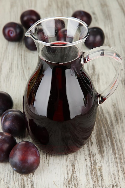 Foto succo di prugna delizioso sul primo piano della tavola