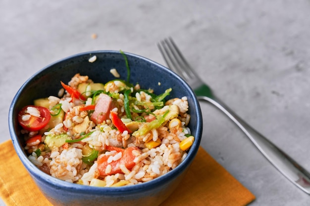 Deliziosa poke bowl su una superficie di cemento