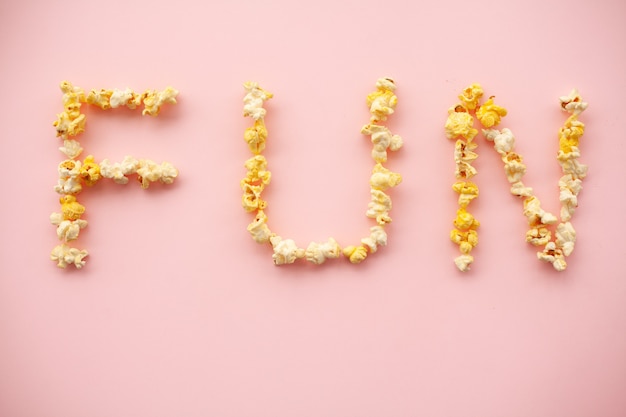 Foto deliziosi popcorn su sfondo rosa