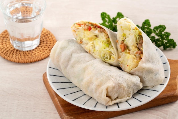 Вкусные тайваньские блинчики с начинкой popiah lumpia