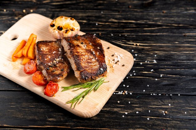 Braciola di maiale deliziosa su un piatto con rosmarino