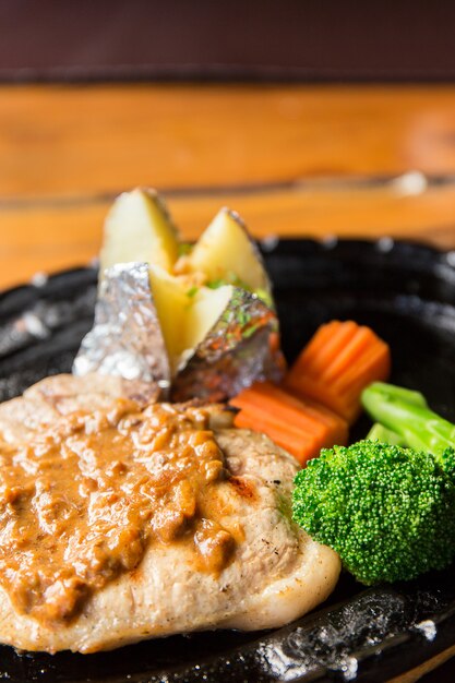 おいしいポークチョップステーキ、ポテトと野菜の熱い鍋