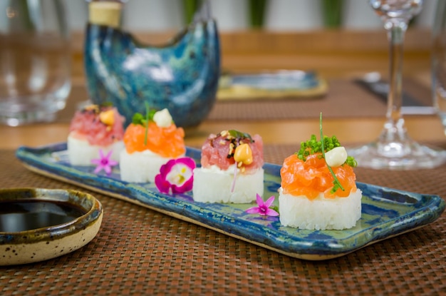 Delizioso sushi premium di salmone e tonno oshizushi sushi batera