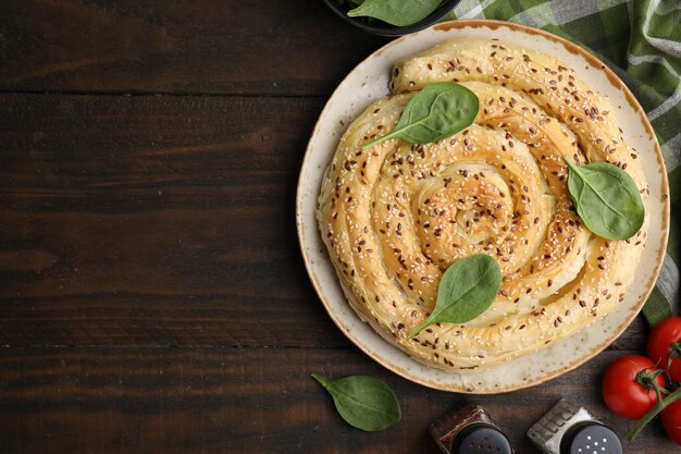 Delicious puff pastry met spinazie op houten tafel plat leg ruimte voor tekst