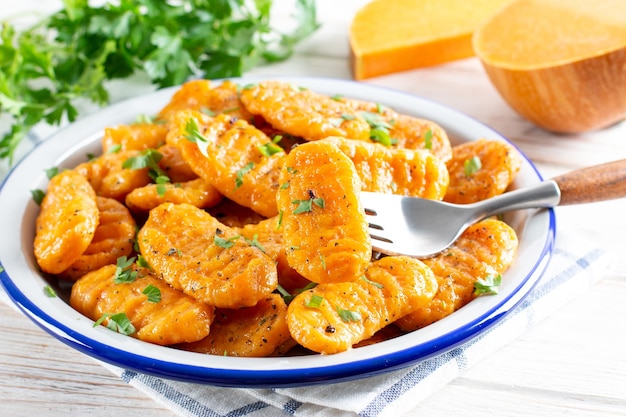 Deliziosi gnocchi di zucca con olio d'oliva, cibo vegano. pasto autunnale.