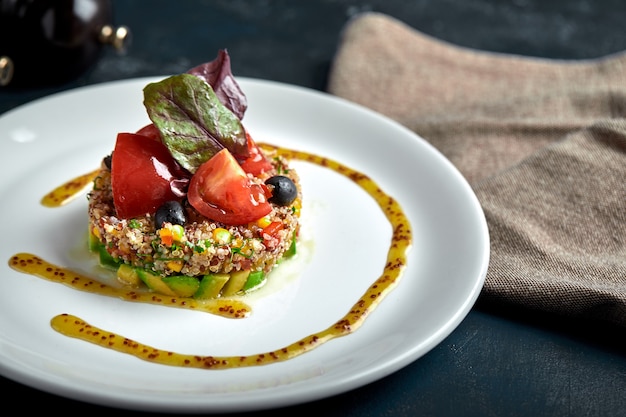 Foto deliziosa insalata di quinoa con avocado e pomodori.