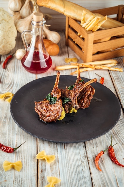 Delizioso carré di agnello con salsa hummus