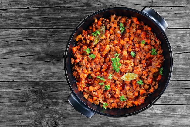 Foto delizioso ragù con carne macinata, verdure e pomodori