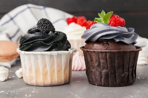 Вкусные малиновые кексы на темном фоне - Сладкий десерт ручной работы