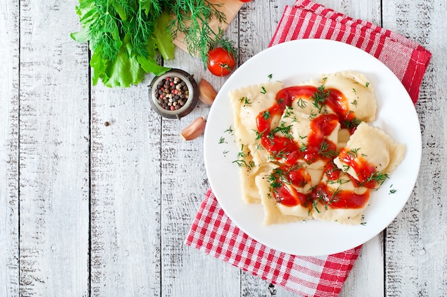 Deliziosi ravioli con salsa di pomodoro e aneto