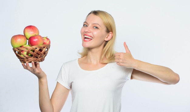 Ricette deliziose vieni con l'idea di cucinare ragazza vivi una vita sana mela frutta biologica mangia sano buone torte di mele una parte considerevole della felicità domestica donna tenere le mele cuocere la torta di mele