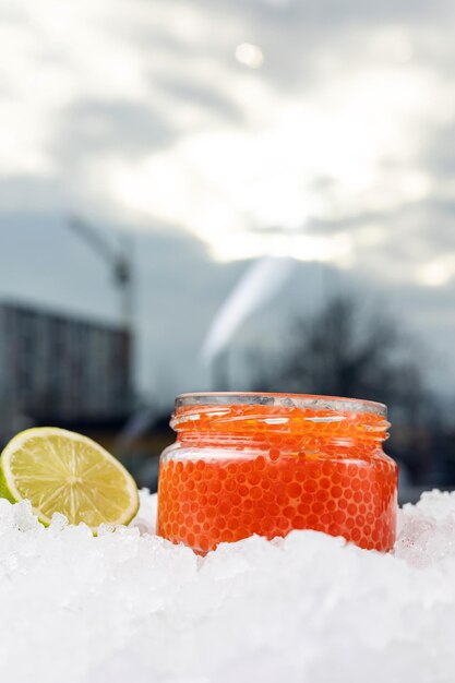 Photo delicious red caviar on toast