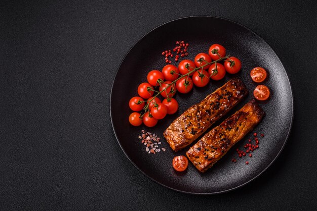 Вкусная красная лосось на гриле с соусом, кунжутными специями и травами