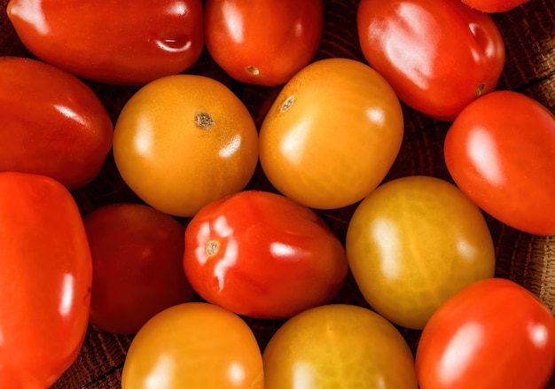 맛있는 빨간색과 노란색 토마토 여름 트레이 시장 유기농 야채로 가득한 농업 농장