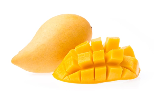 Фото Вкусный спелый манго с кусочком манго, изолированных на белом фоне