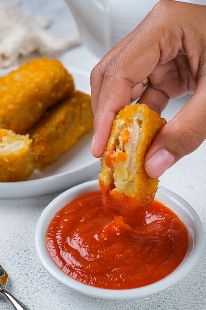 Foto delicious risoles o risol mayo è un tipico cibo da strada tradizionale indonesiano a base di pelle di farina, carne e verdure ripiene all'interno con maionese e salsa di peperoncino.