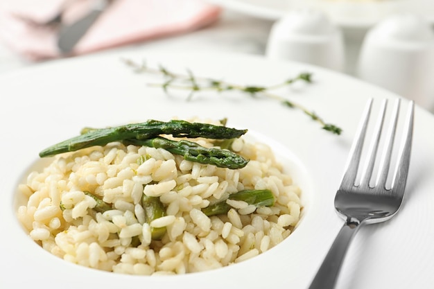 Delizioso risotto con asparagi in primo piano del piatto