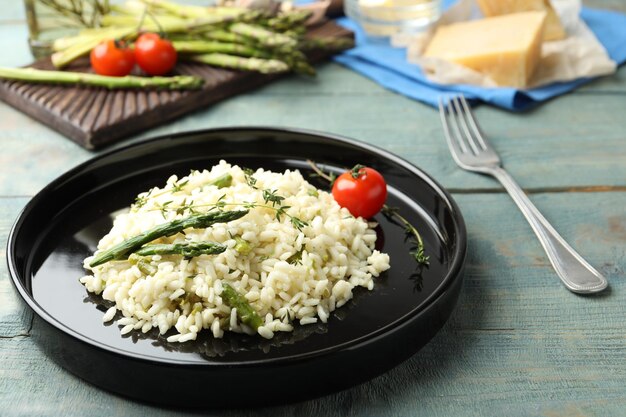 푸른 나무 테이블 에서 제공 되는 아스파라거스 와 함께 맛있는 리소토