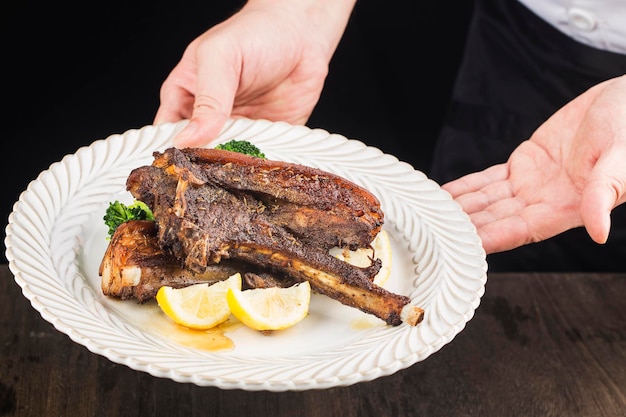 Deliziosa costoletta di agnello arrosto (montone arrosto)