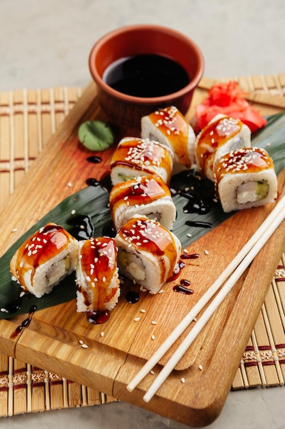 Photo delicious rolls with fish and caviar