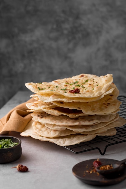 Deliziosa disposizione roti sul tavolo con copia spazio