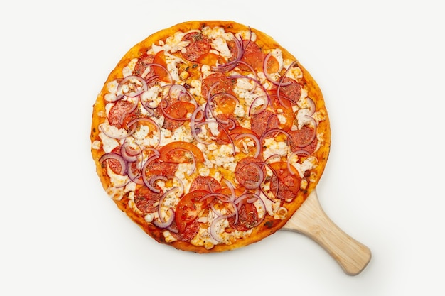 Вкусная деревенская пицца. Фирменный соус, сыр моцарелла, пепперони, куриное филе, помидоры, красный лук. Крупный план.