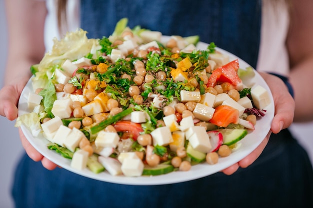 Foto deliziosa insalata su un piatto