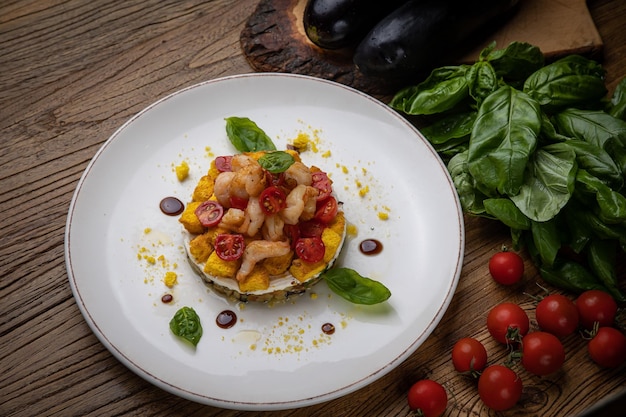 Foto una deliziosa insalata preparata nel ristorante dallo chef