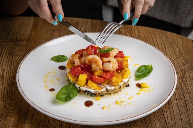 Foto una deliziosa insalata preparata nel ristorante dallo chef