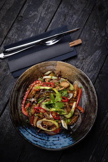 Foto una deliziosa insalata preparata nel ristorante dallo chef