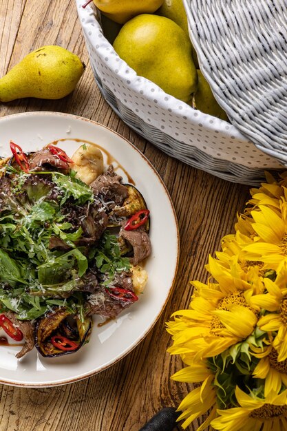 Foto deliziosa insalata nel ristorante