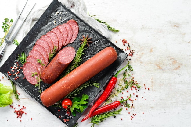 향신료 와 로즈마리 가 들어 있는 맛있는 살라미 소시지
