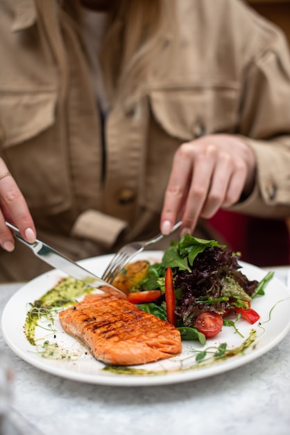 Photo delicious salmon in restaurant on a wooden table.